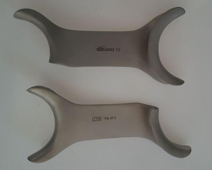 Læbe og kindholder i alum. hel og halvbue venstre. 11.5 cm*