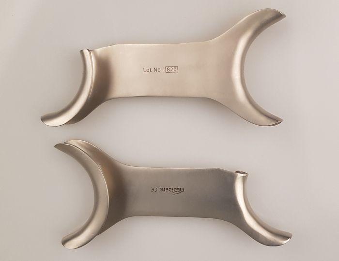 Læbe og kindholder i alum. hel og halvbue højre. 11.5 cm*